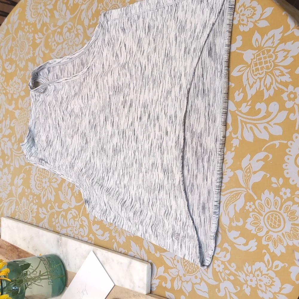 Lululemon Workout Top - Picture 2 of 5